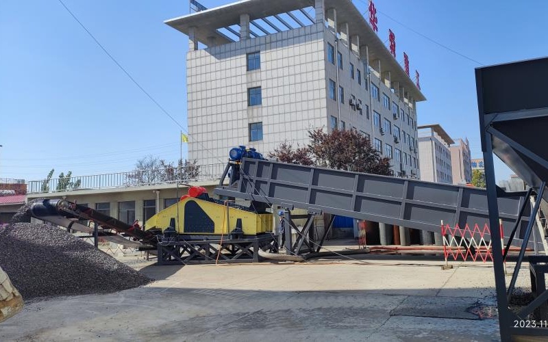 富之通雙螺旋洗石機，廠區(qū)內(nèi)帶料試機，展現(xiàn)卓越性能
